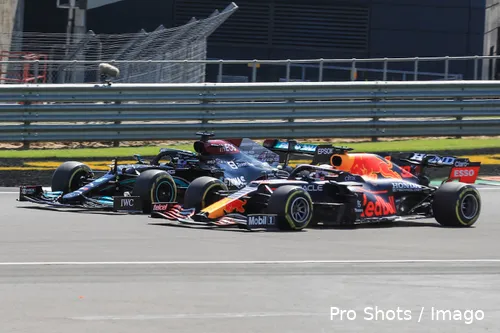 Verstappen en Hamilton kwamen met elkaar in aanraking op Silverstone.