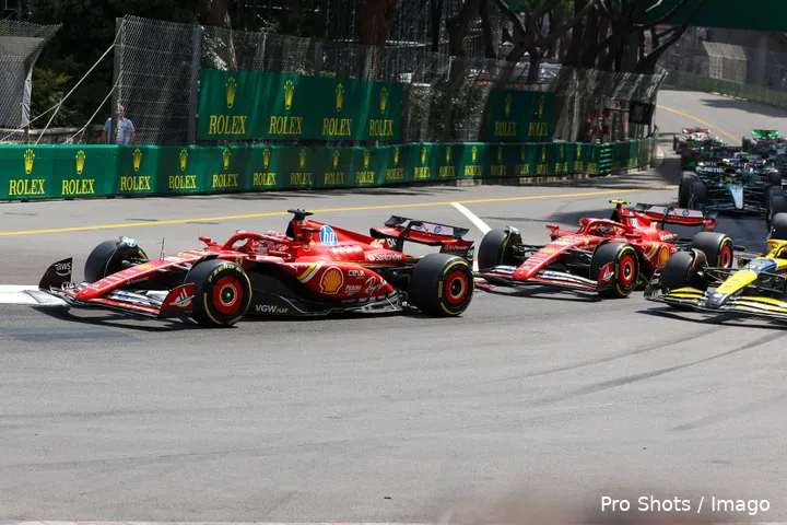 <i>Leclerc leidt voor Sainz en Piastri bij de eerste start.</i>