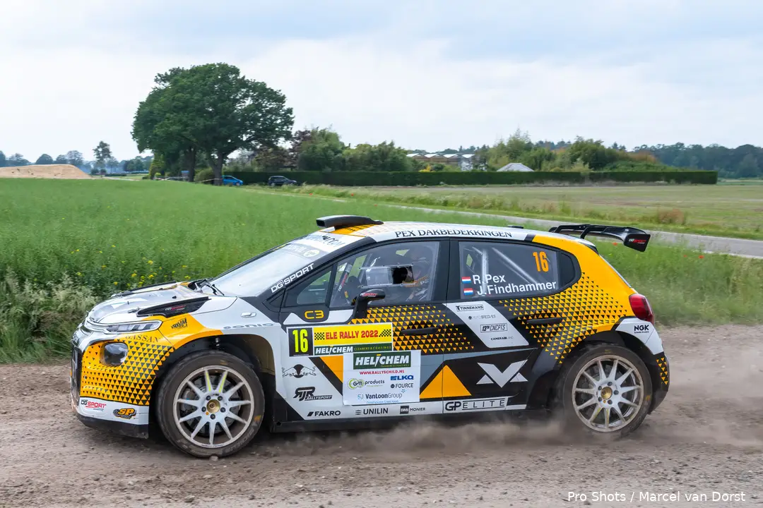 <i>Richard Pex racet nog altijd in de rallysport, met Verstappen-logo op zijn auto.</i>