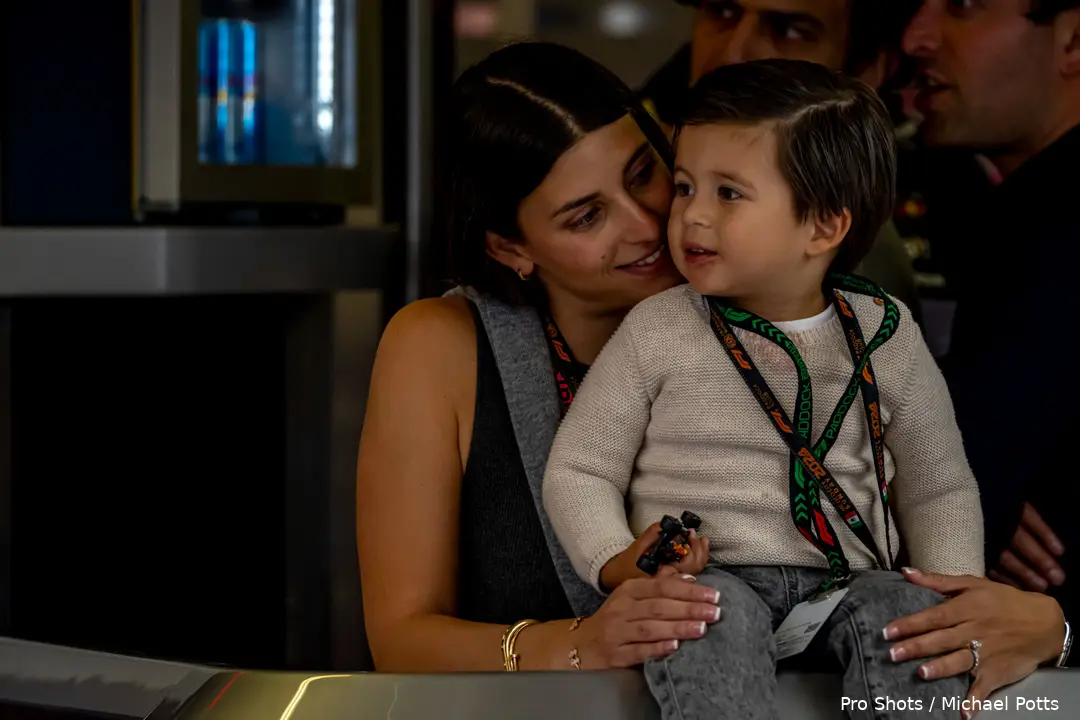<i>Vrouw Carola Martinez met zoontje Emilio (2) bij de Mexicaanse Grand Prix van 2024.</i>