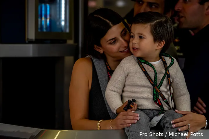 De vrouw en de kinderen van Pérez zullen wel blij zijn dat papa wat meer tijd heeft.