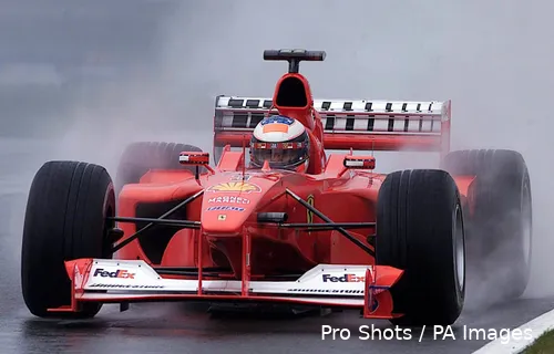 Michael Schumacher in actie op een zeiknatte baan.