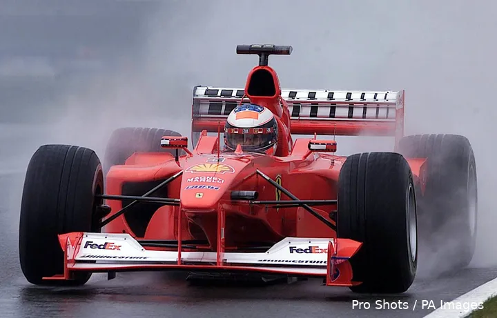 Michael Schumacher in actie op een zeiknatte baan.