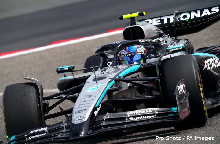 <i>De Mercedes-bolide trekt een hoop bekijks op de eerste testdag.&nbsp;</i>