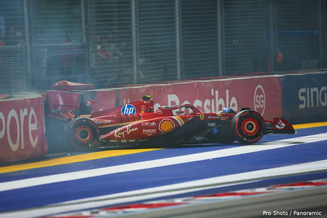 Sainz parkeert zijn Ferrari niet al te netjes, kwalificatie Garnd Prix van Singapore 2024.