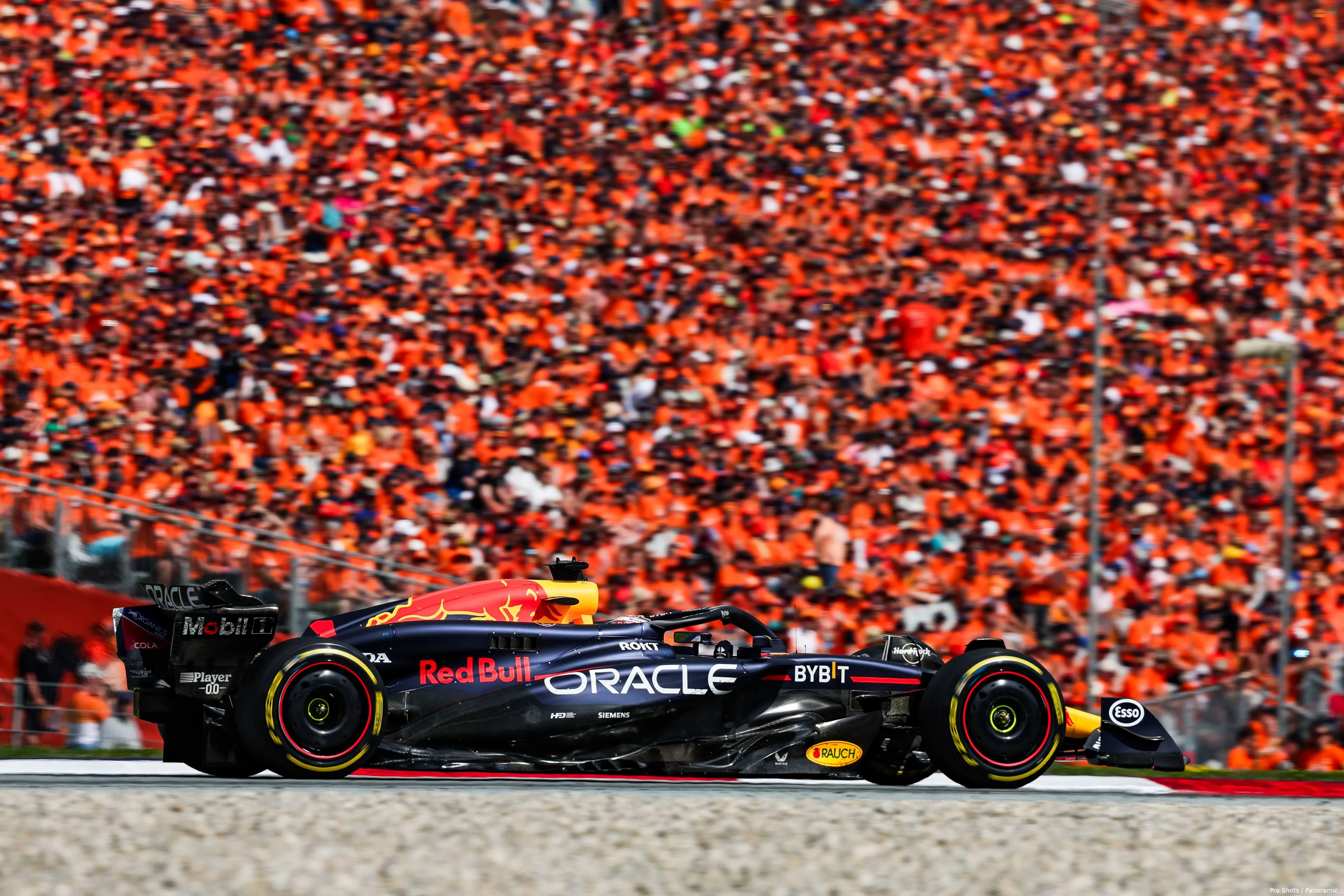 max verstappen oranje fans oostenrijk 2024 3