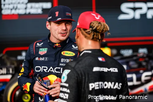 Kan Hamilton in het rood van Ferrari Max Verstappen weer uitdagen?