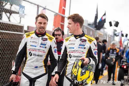 Catsburg (rechts), hier in gesprek met zijn teamgenoot Earl Bamber, kende geen goede start van het seizoen.