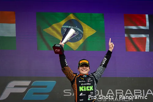 <i>Enzo Fittipaldi viert de zege in de hoofdrace van Saoedi-Arabië.</i>