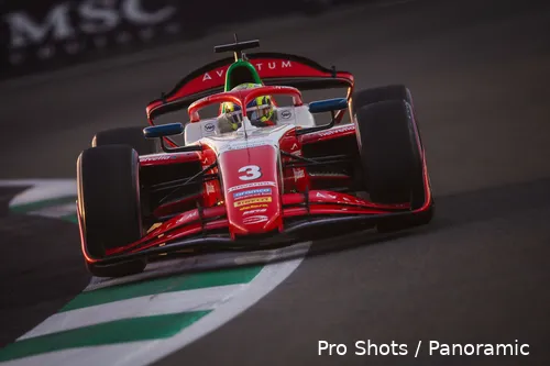 <i>Oliver Bearman is op weg naar poleposition voor de Formule 2-race in Saoedi-Arabië.</i>