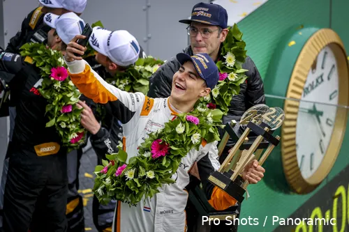 Schuring neemt als kersverse Le Mans-winnaar een selfie met zijn welverdiende bokaal. (Foto: ProShots/Panoramic)