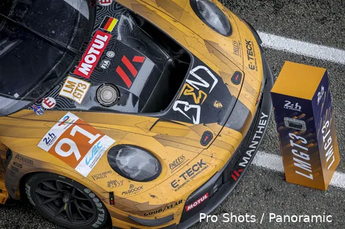 De Porsche van Schuring en teamgenoten Richard Lietz en Yasser Shahin kon geparkeerd worden achter het bordje voor de LMGT3-winnaar. (Foto: ProShots/Panoramic)