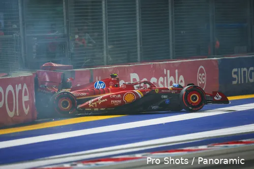 Sainz parkeert zijn Ferrari niet al te netjes, kwalificatie Garnd Prix van Singapore 2024.