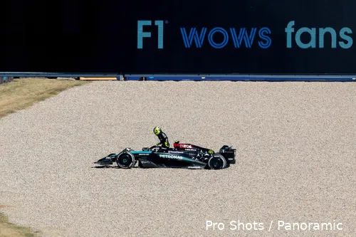 lewis hamilton grindbak crash mercedes w15 1