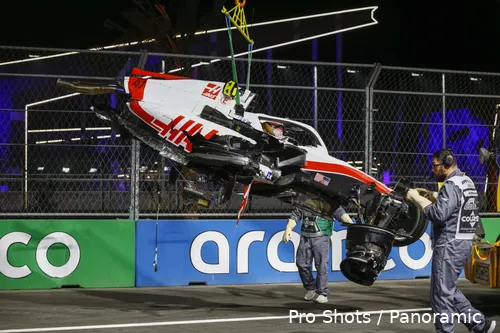 <i>De bolide van Mick Schumacher brak doormidden in Jeddah.&nbsp;</i>