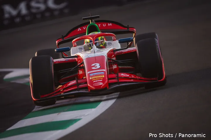 <i>Oliver Bearman is op weg naar poleposition voor de Formule 2-race in Saoedi-Arabië.</i>