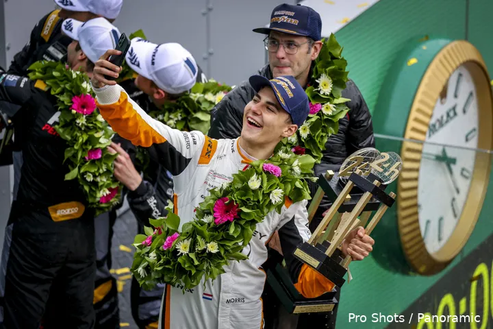 Schuring neemt als kersverse Le Mans-winnaar een selfie met zijn welverdiende bokaal. (Foto: ProShots/Panoramic)
