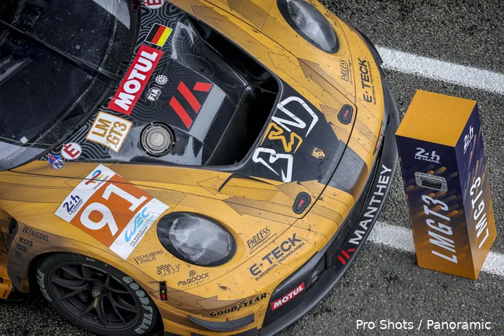 De Porsche van Schuring en teamgenoten Richard Lietz en Yasser Shahin kon geparkeerd worden achter het bordje voor de LMGT3-winnaar. (Foto: ProShots/Panoramic)