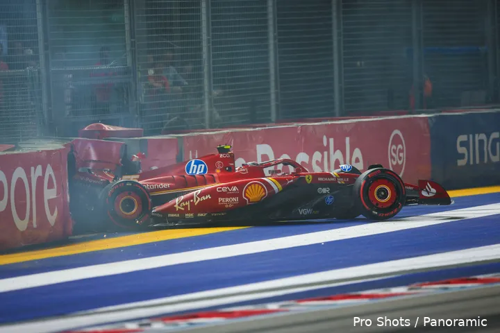 Sainz parkeert zijn Ferrari niet al te netjes, kwalificatie Garnd Prix van Singapore 2024.