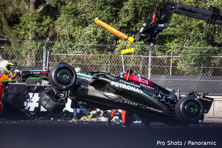 Mercedes begon het weekend met flinke schade. (Foto:&nbsp;Pro Shots / Panoramic)