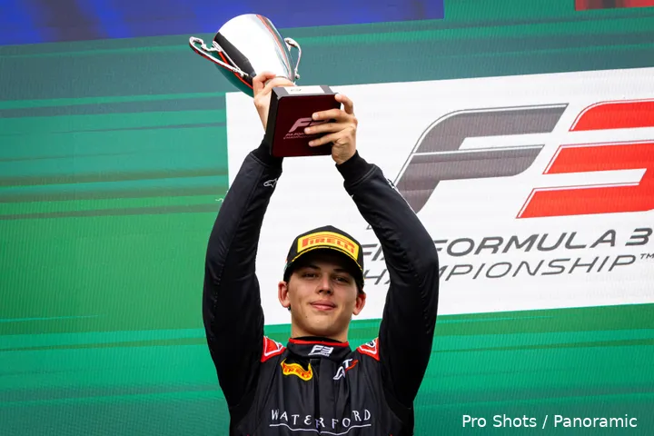 <i>Van Hoepen die zijn eerste podium viert in de Formule 3.</i>
