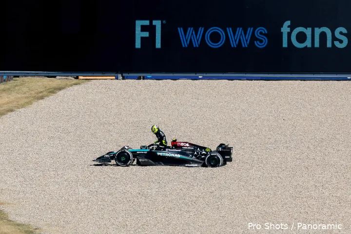 lewis hamilton grindbak crash mercedes w15 1