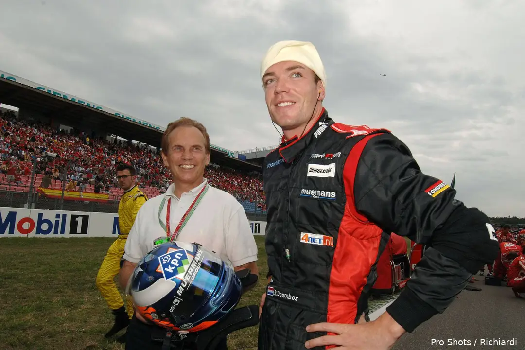 <i>Robert Doornbos debuteert in de Formule 1. Naast hem staat Harry Muermans, die later ruim 10 miljoen van Doornbos eiste.</i>