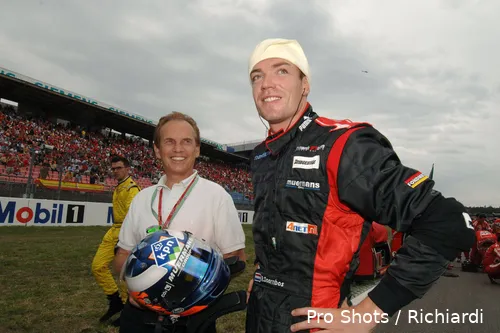 <i>Robert Doornbos debuteert in de Formule 1. Naast hem staat Harry Muermans, die later ruim 10 miljoen van Doornbos eiste.</i>