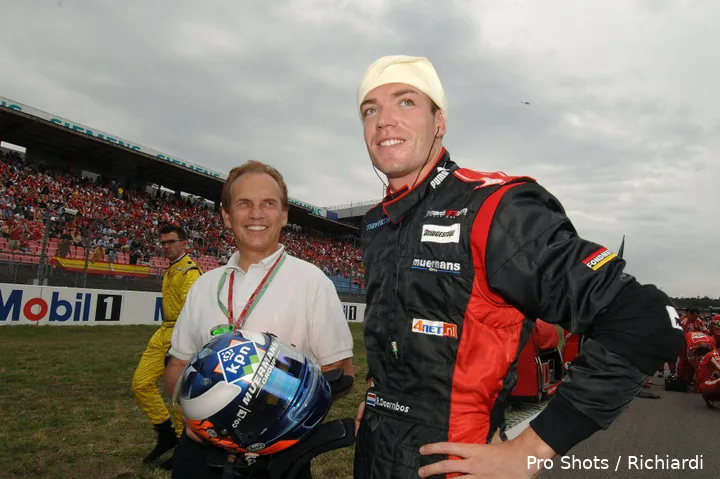 <i>Robert Doornbos debuteert in de Formule 1. Naast hem staat Harry Muermans, die later ruim 10 miljoen van Doornbos eiste.</i>