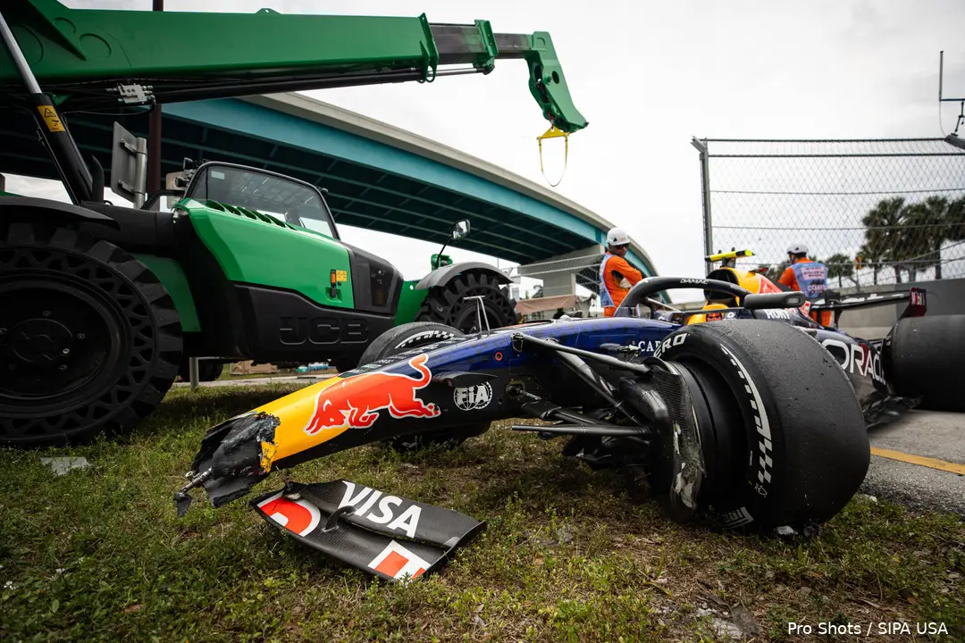 isack-hadjar-red-bull-racing-crash-rb22-miami-14