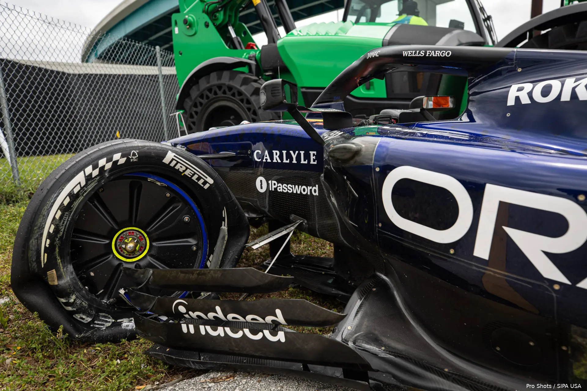 isack-hadjar-red-bull-racing-crash-rb22-miami-13