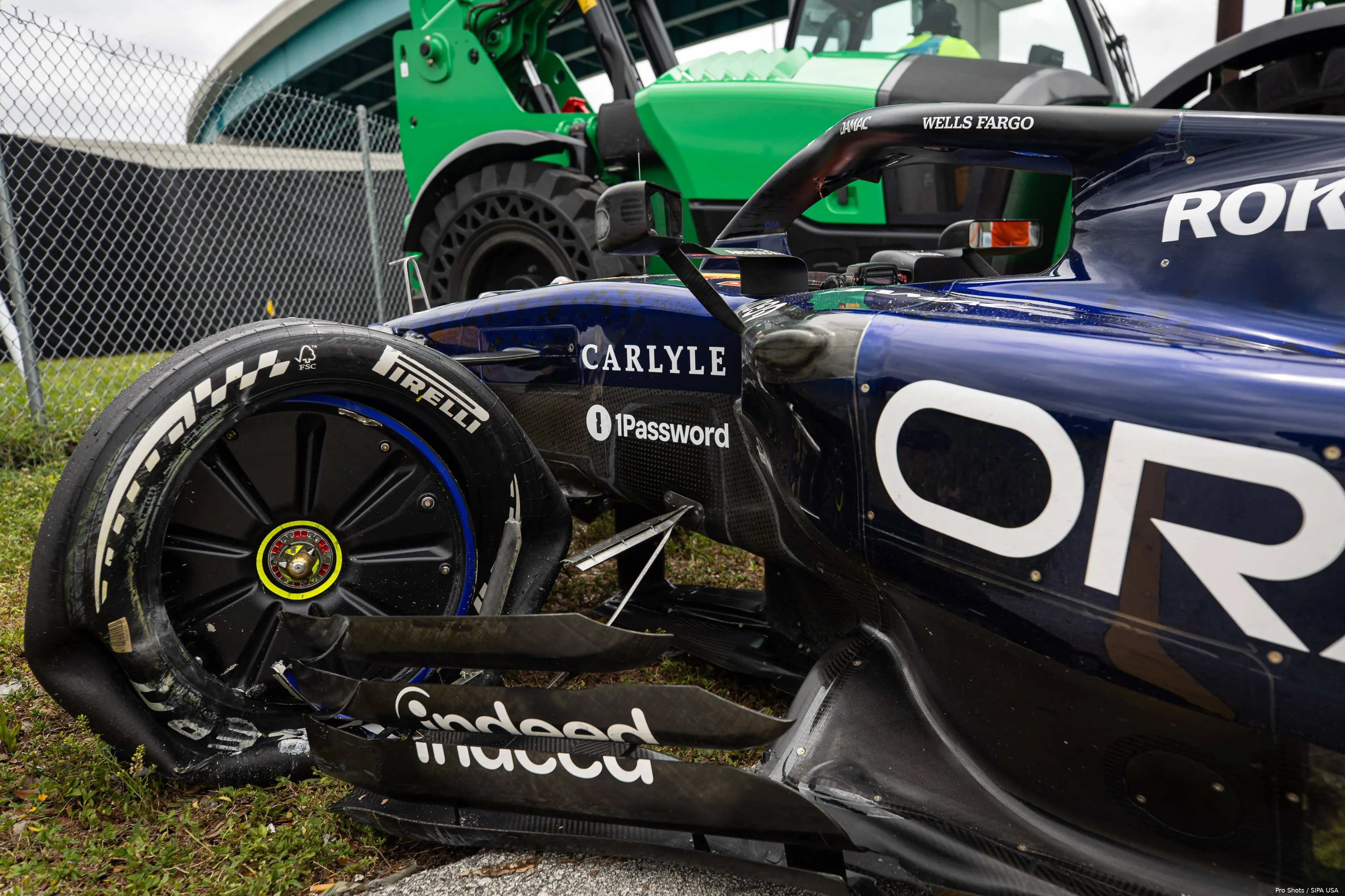 isack-hadjar-red-bull-racing-crash-rb22-miami-13