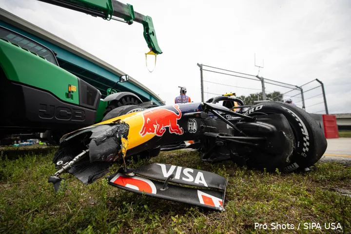 isack-hadjar-red-bull-racing-crash-rb22-miami-1