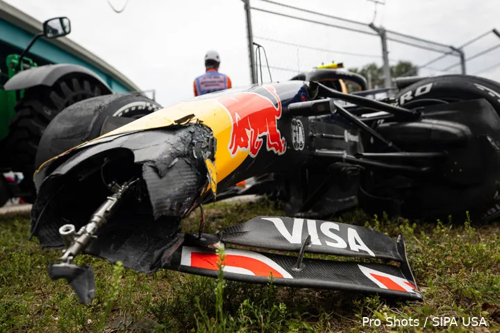 isack-hadjar-red-bull-racing-crash-rb22-miami-12
