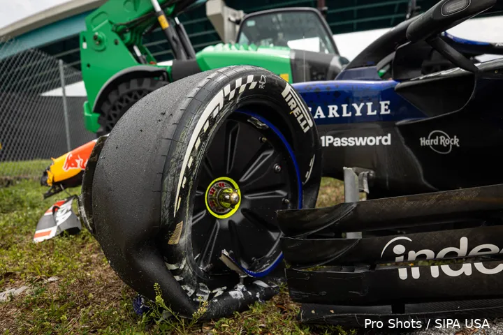 isack-hadjar-red-bull-racing-crash-rb22-miami-15
