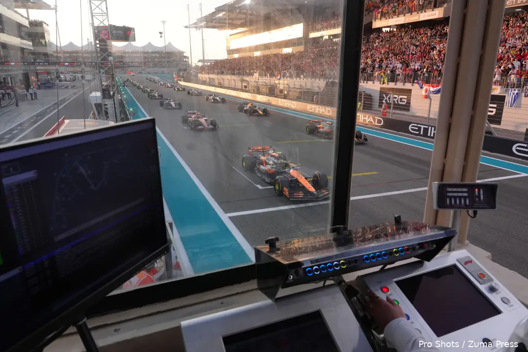 <i>Verstappen schiet uit de startblokken bij de laatste race van het seizoen.</i>