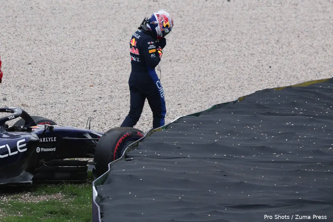crash-max-verstappen-red-bull-racing-rb22-australië-1