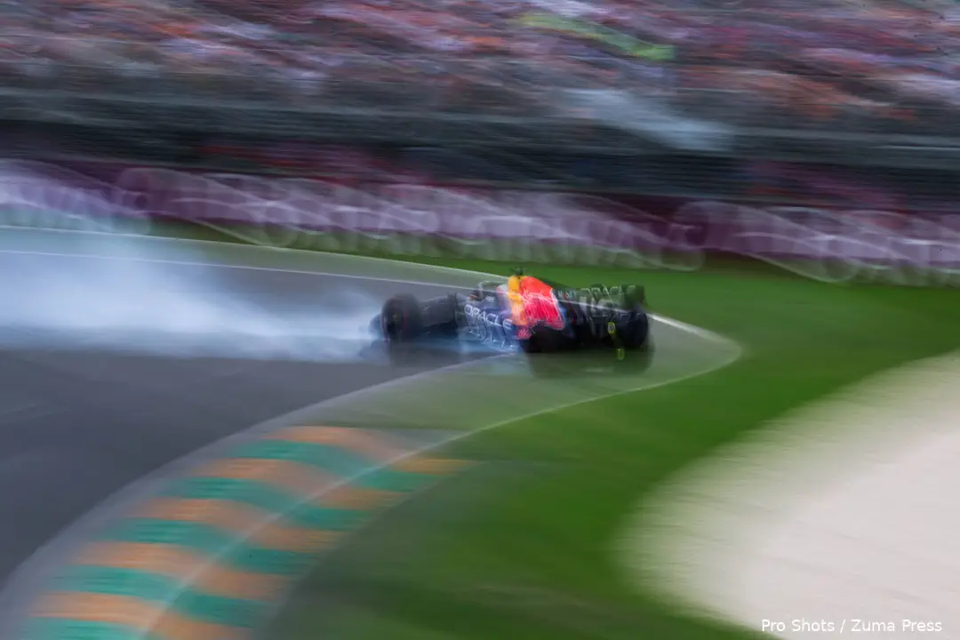 crash-max-verstappen-red-bull-racing-rb22-australië-14