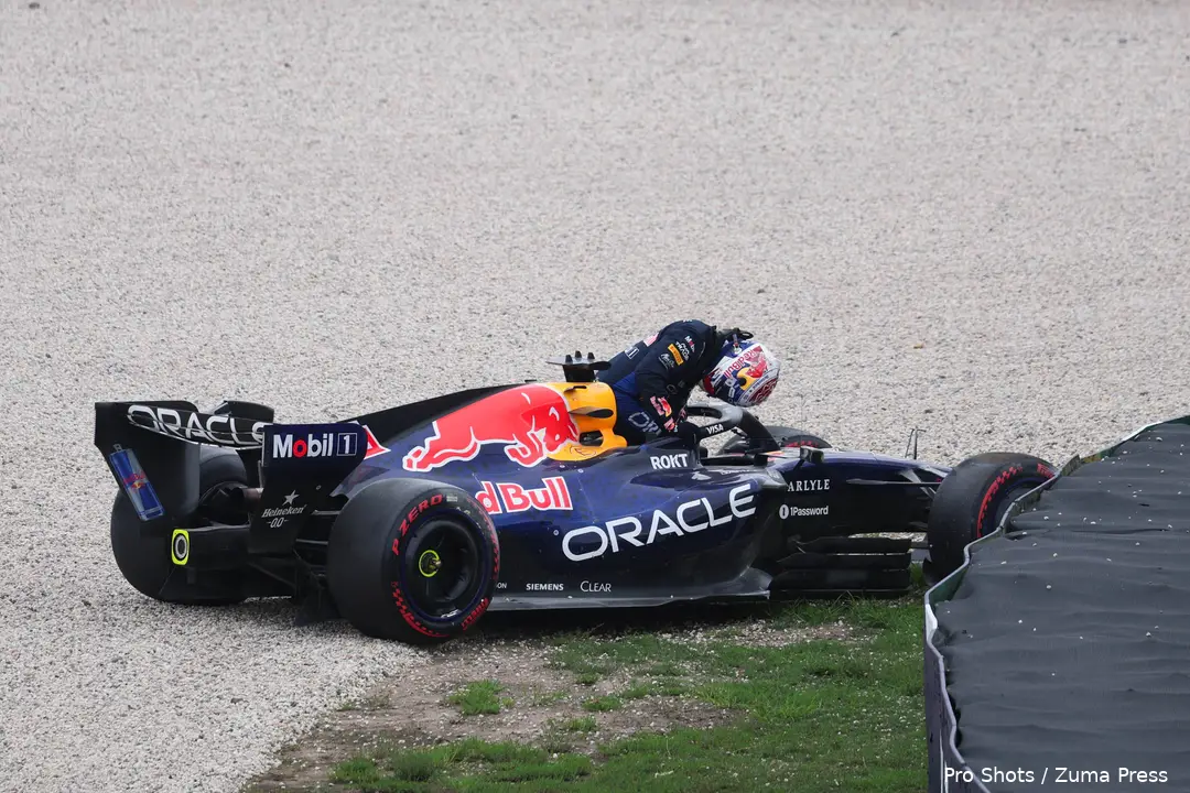 crash-max-verstappen-red-bull-racing-rb22-australië-15