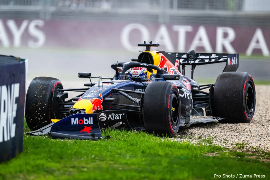 max-verstappen-red-bull-racing-rb22-australië-crash-21