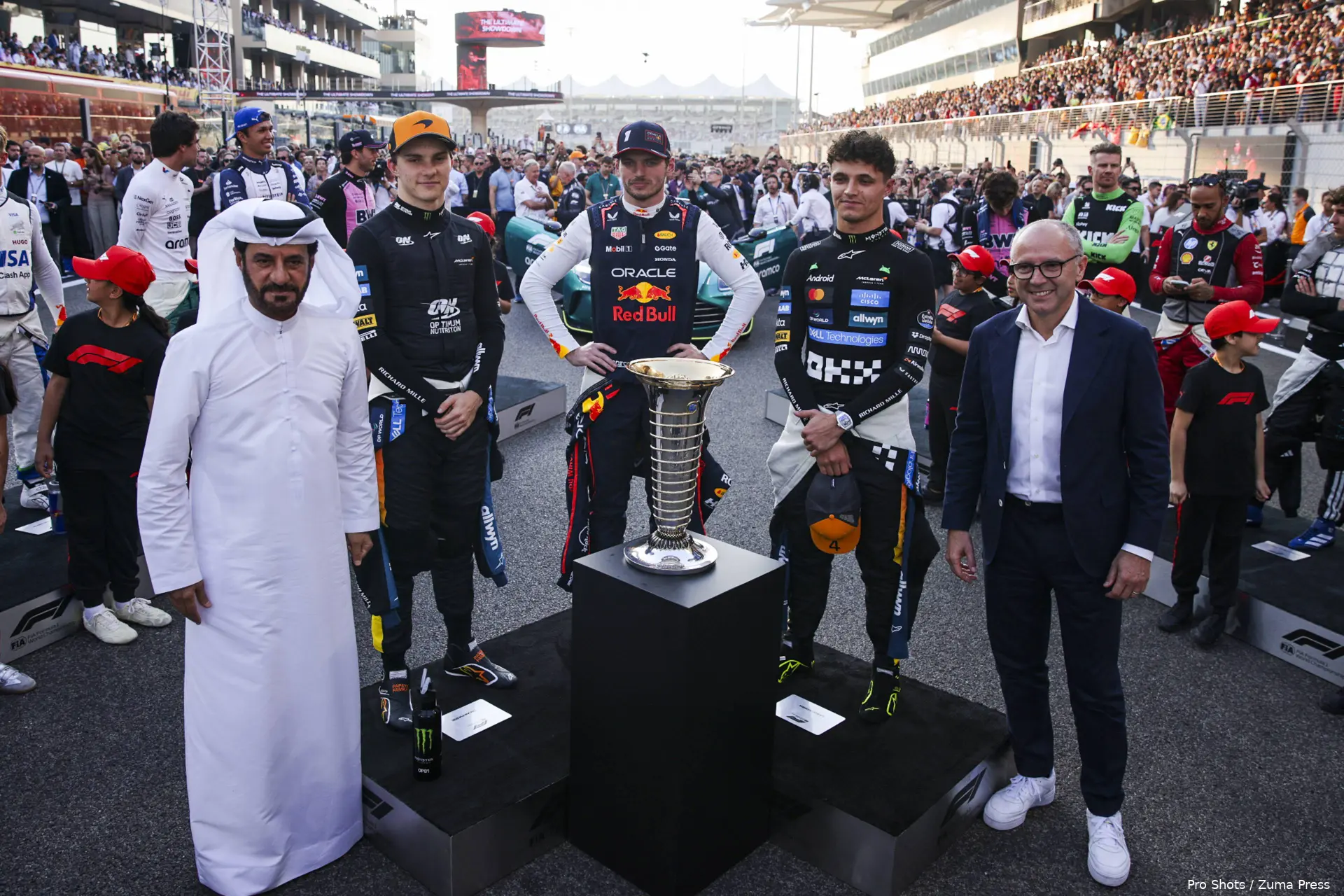 mohammed-ben-sulayem-lando-norris-oscar-piastri-max-verstappen-stefano-domenicali-ceo-fia-fom-formule-1-abu-dhabi