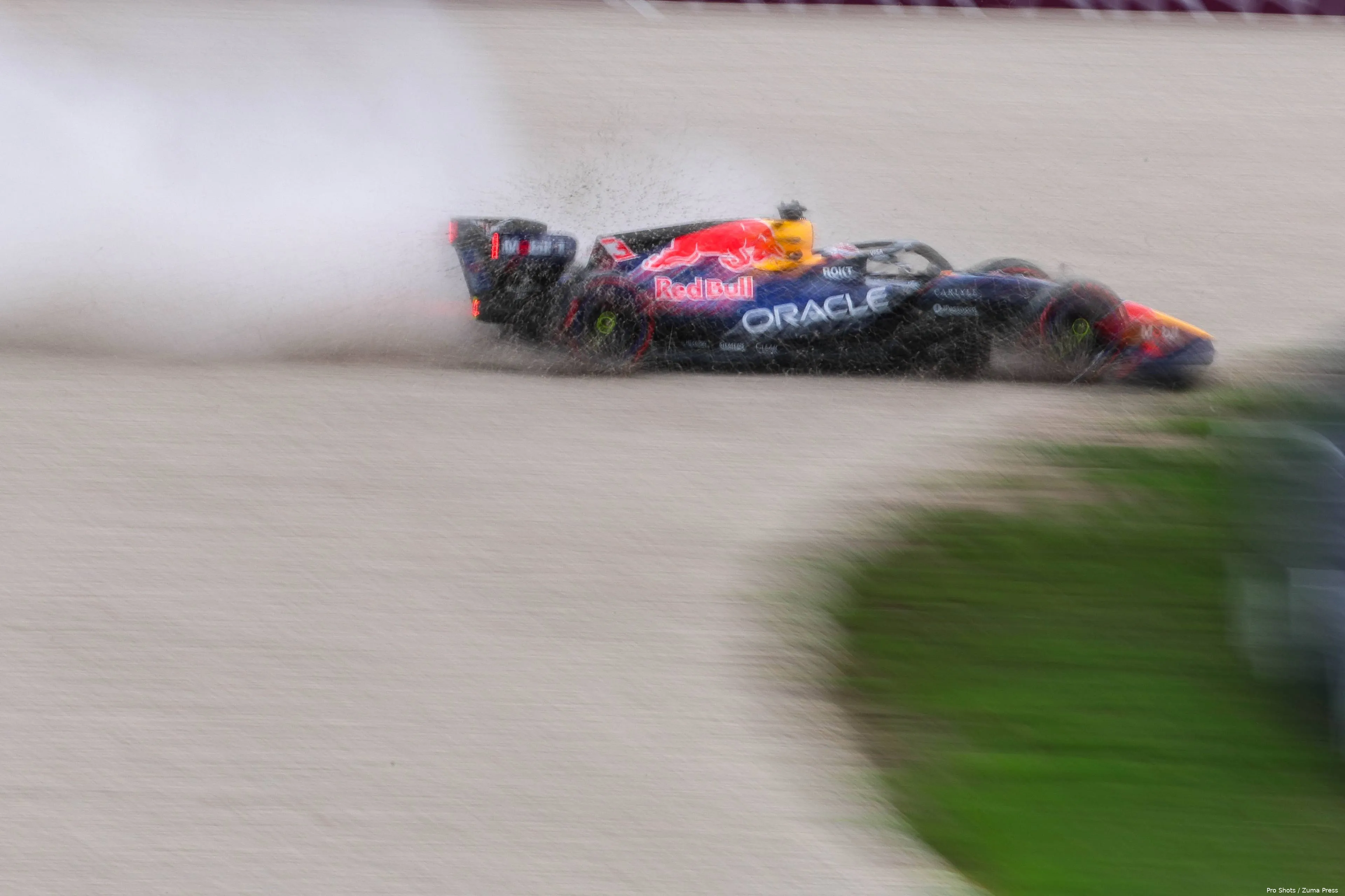crash-max-verstappen-red-bull-racing-rb22-australië-12