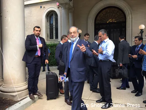 <i>Carlos Slim speelt als sponsor een grote rol in de carrière van Sergio Pérez.</i>