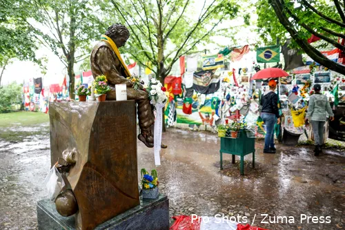 ayrton senna standbeeld imola