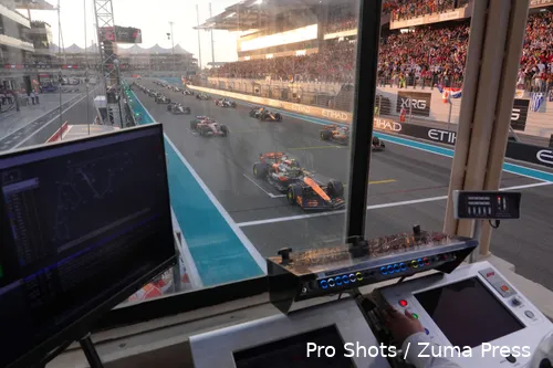 <i>Verstappen schiet uit de startblokken bij de laatste race van het seizoen.</i>