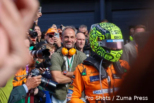 <i>Papa Adam Norris kijkt goedkeurend toe bij de zege van Lando in Zandvoort.</i>