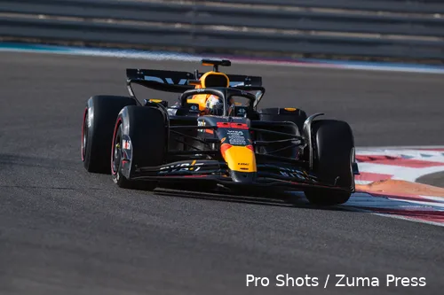 <i>Yuki Tsunoda geeft de RB20 de sporen.</i>