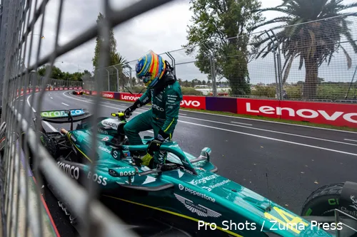 <i>Alonso parkeert zijn auto in de muur.</i>