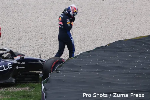 crash-max-verstappen-red-bull-racing-rb22-australië-1