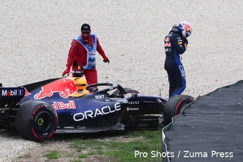 crash-max-verstappen-red-bull-racing-rb22-australië-13